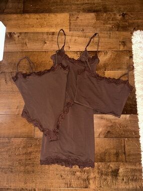SKIMS FITS EVERYBODY LACE CAMI BODYSUIT, CROPPED CAMI, DRESS COCOA XS/SMALL